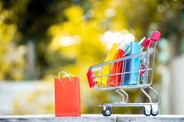 Bunte Einkaufstaschen Aus Papier Einkaufswagen Oder Warenkorb Commerce Konzept — Stockfoto