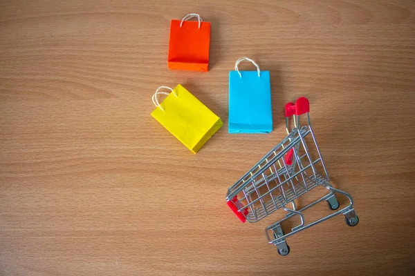 Warenkorb Mit Paketen Und Taschen Oder Papierkartons Mit Rollwagen Draufsicht — Stockfoto