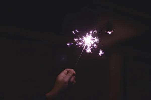 Mão Desfocada Segurando Sparkler Roxo Noite — Fotografia de Stock