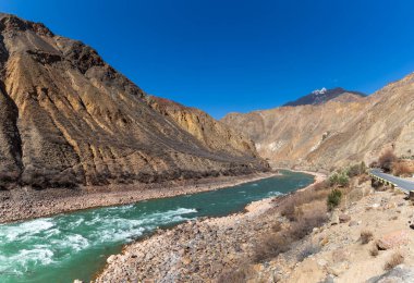 Lancang Nehri ve Quzika Kasabası, Mangkang Bölgesi, Tibet, Çin 'deki karlı dağ manzarası.