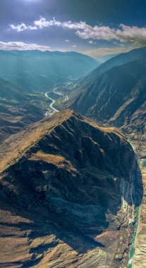 Lancang Nehri ve Quzika Kasabası, Mangkang Bölgesi, Tibet, Çin 'deki karlı dağ manzarası.