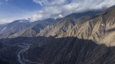 Deqin County, Yunnan, Çin 'deki Meili Karlı Dağı eteğindeki Lancang Nehri kış manzarası