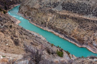 Mangkang County, Tibet 'teki Lancang Nehri' nin antik tuz kuyuları ve kış manzarası.