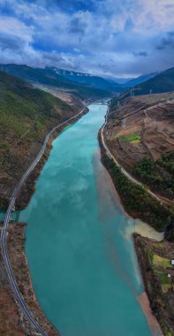Weixi County, Yunnan, Çin 'de Kış Lancang Nehri manzarası