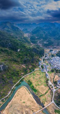 Lingyun County, Guangxi, Çin 'deki Haokun Gölü Kış Manzarası