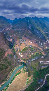 Pingtang County, Guizhou, Çin 'deki Karst nehri manzarası