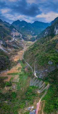 Pingtang County, Guizhou, Çin 'deki Karst nehri manzarası