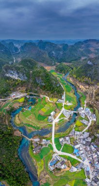 Pingtang County, Guizhou, Çin 'deki Karst nehri manzarası