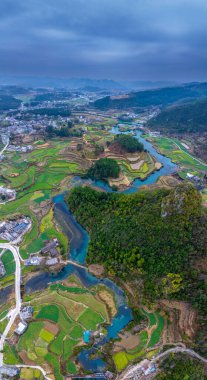 Pingtang County, Guizhou, Çin 'deki Karst nehri manzarası