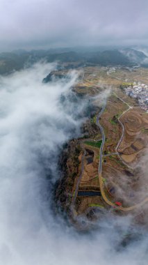 Dushan County, Guizhou, Çin 'deki yüksek dağlık platoda bulut ve sis manzarası