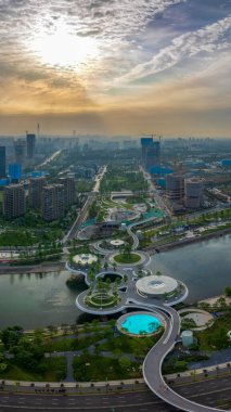 Guangzhou, Guangdong, Çin 'deki İnci Nehri' nin ve etrafındaki mimarinin havadan görünüşü..