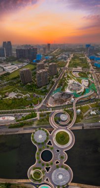 Guangzhou, Guangdong, Çin 'deki İnci Nehri' nin ve etrafındaki mimarinin havadan görünüşü..