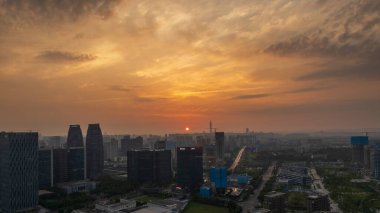 Guangzhou, Guangdong, Çin 'deki İnci Nehri' nin ve etrafındaki mimarinin havadan görünüşü..