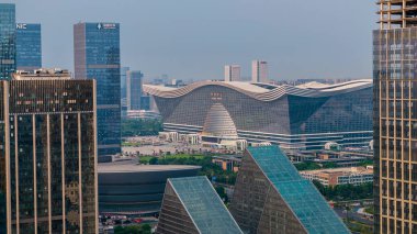 Guangzhou, Guangdong, Çin 'deki İnci Nehri' nin ve etrafındaki mimarinin havadan görünüşü..