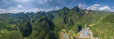 Qiannan Bölgesi, Guizhou, Çin 'in çeşitli bölgelerindeki Karst manzaraları