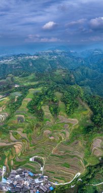 Qiannan Bölgesi, Guizhou, Çin 'in çeşitli bölgelerindeki Karst manzaraları