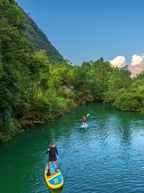 Libo, Guizhou, Çin 'deki güzel manzara ve sörf tahtasının havadan görüntüsü.