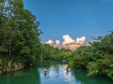 Libo, Guizhou, Çin 'deki güzel manzara ve sörf tahtasının havadan görüntüsü.