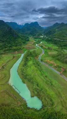 Luodian ve Pingtang ilçeleri Guizhou, Çin 'deki insan gözü obrukları ve yeraltı nehirleri de dahil olmak üzere subatan kümelerinin hava manzarası..