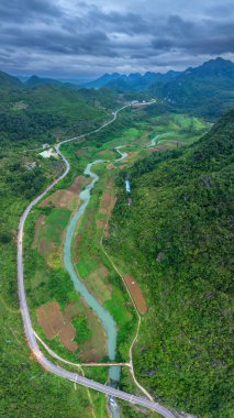 Luodian ve Pingtang ilçeleri Guizhou, Çin 'deki insan gözü obrukları ve yeraltı nehirleri de dahil olmak üzere subatan kümelerinin hava manzarası..