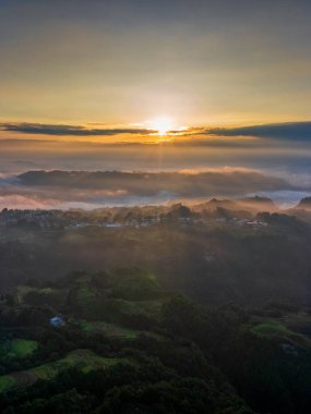 Qiannan Bölgesi, Guizhou, Çin 'in çeşitli bölgelerindeki güzel karst manzarasının hava görüntüsü.