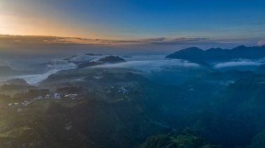 Qiannan Bölgesi, Guizhou, Çin 'in çeşitli bölgelerindeki güzel karst manzarasının hava görüntüsü.