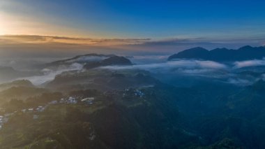 Qiannan Bölgesi, Guizhou, Çin 'in çeşitli bölgelerindeki güzel karst manzarasının hava görüntüsü.