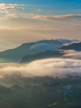 Qiannan Bölgesi, Guizhou, Çin 'in çeşitli bölgelerindeki güzel karst manzarasının hava görüntüsü.