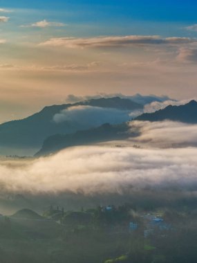 Qiannan Bölgesi, Guizhou, Çin 'in çeşitli bölgelerindeki güzel karst manzarasının hava görüntüsü.