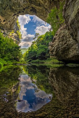 Qiannan Bölgesi, Guizhou, Çin 'in çeşitli bölgelerindeki güzel karst manzarasının hava görüntüsü.