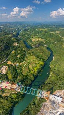 Qiannan Bölgesi, Guizhou, Çin 'in çeşitli bölgelerindeki güzel karst manzarasının hava görüntüsü.