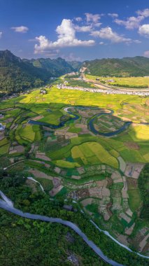 Qiannan Bölgesi, Guizhou, Çin 'in çeşitli bölgelerindeki güzel karst manzarasının hava görüntüsü.
