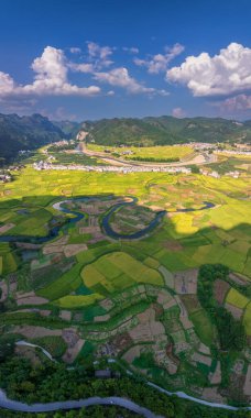 Qiannan Bölgesi, Guizhou, Çin 'in çeşitli bölgelerindeki güzel karst manzarasının hava görüntüsü.