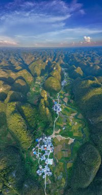 Dushan County, Guizhou, Çin 'deki Karst kırsal manzarası