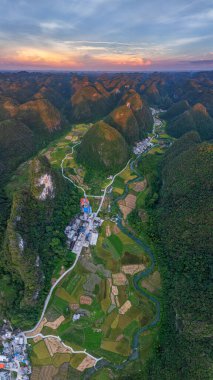 Dushan County, Guizhou, Çin 'deki Karst kırsal manzarası