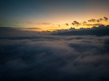 Leishan, Guizhou, Çin 'deki Xijiang Miao Köyü yakınlarındaki güzel sisli manzara.