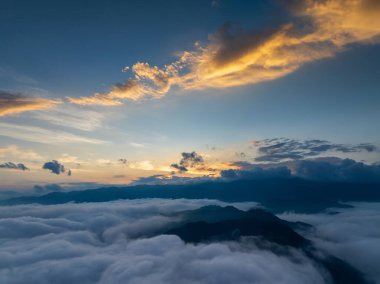 Leishan, Guizhou, Çin 'deki Xijiang Miao Köyü yakınlarındaki güzel sisli manzara.