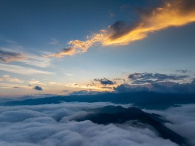 Leishan, Guizhou, Çin 'deki Xijiang Miao Köyü yakınlarındaki güzel sisli manzara.