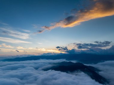 Leishan, Guizhou, Çin 'deki Xijiang Miao Köyü yakınlarındaki güzel sisli manzara.