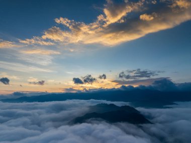 Leishan, Guizhou, Çin 'deki Xijiang Miao Köyü yakınlarındaki güzel sisli manzara.
