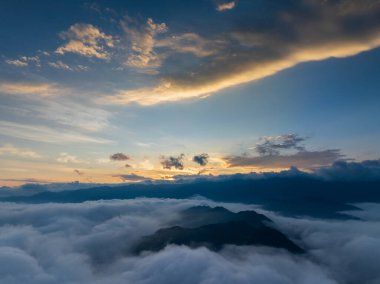 Leishan, Guizhou, Çin 'deki Xijiang Miao Köyü yakınlarındaki güzel sisli manzara.