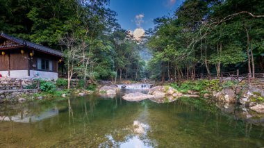 Jinxiu County, Guangxi, Çin 'deki Shengtang Dağı Sahne Bölgesi' nin güzel manzarası