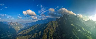Jinxiu County, Guangxi, Çin 'deki Shengtang Dağı Sahne Bölgesi' nin güzel manzarası