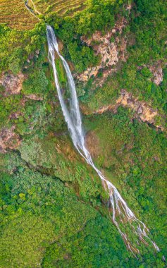 Çin 'in Guizhou eyaletindeki Huajiang Kanyon Köprüsü manzaralı alanı..