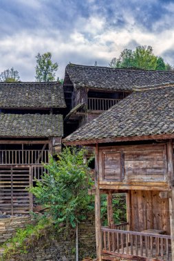 Zhelu Antik Kenti, Libo County, Guizhou, Çin 'in dağlık arazisindeki eski ahşap ev.