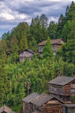 Zhelu Antik Kenti, Libo County, Guizhou, Çin 'in dağlık arazisindeki eski ahşap ev.