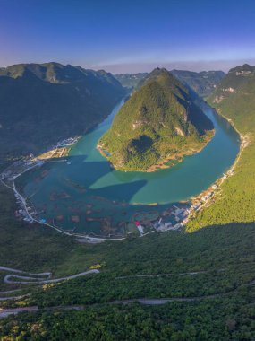 Donglan County, Guangxi, Çin 'deki Hongshui Nehri' nin ilk kıvrımı.