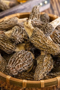 Lezzetli Asya yemeklerinin yakın görüntüsü Morel mantarları