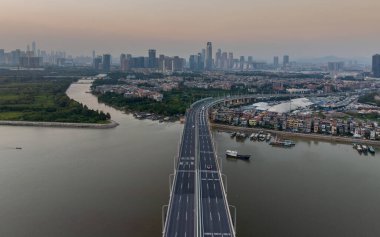 Haizhu Bölgesi, Guangzhou, Çin 'deki İnci Nehri ve karayolu gece görüşü