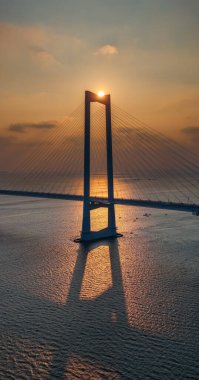 Zhongshan, Guangdong, Çin 'deki Shenzhen-Zhongshan Köprüsü' nün gündoğumu manzarası